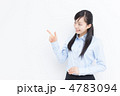 指差す女性