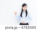 指差す女性