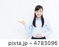 案内する女性