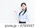 案内する女性