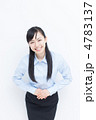 挨拶する女性