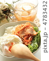 アジアン料理の豚キムチ丼とコールドドリンク
