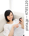 iPhoneを使う女の子