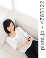 iPhoneを使う女の子