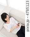 iPhoneを使う女の子