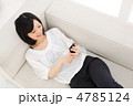 iPhoneを使う女の子