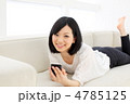iPhoneを使う女の子