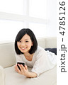 iPhoneを使う女の子