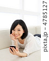 iPhoneを使う女の子