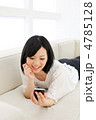 iPhoneを使う女の子