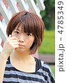 あどけない表情の若い女性／夏休み