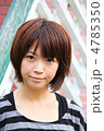 あどけない表情の若い女性／夏休み