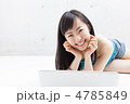 ノートパソコンを使う女性