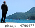 鞆の浦の初夏の風物詩、観光鯛網を見る後姿の男性