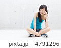 携帯電話で話す女性