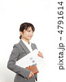企画書を持つ女性社員　モデル：大友　歩