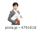 企画書を持つ女性社員　モデル：大友　歩