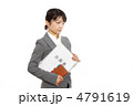 企画書を持つ女性社員　モデル：大友　歩