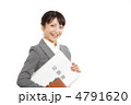 企画書を持つ女性社員 モデル:大友 歩 企画書を持つ女性社員 モデル:大友 歩