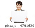 ホワイトボードと女性社員　モデル：大友　歩