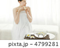 花とハーブティーを飲む女性