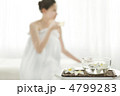 花とハーブティーを飲む女性