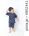 うちわで楽しむ男の子 うちわで楽しむ男の子