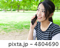 携帯電話で話す女性 携帯電話で話す女性