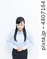 挨拶する女性