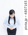 挨拶する女性