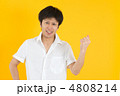 白いシャツを着た男性（イエローバック）