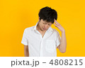 白いシャツを着た男性（イエローバック）