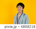 青いシャツを着た男性（イエローバック）