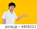 白いシャツを着た男性（イエローバック）