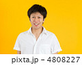 白いシャツを着た男性（イエローバック）