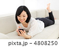 iPhoneを使う女の子 iPhoneを使う女の子