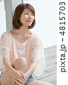 窓際の女性
