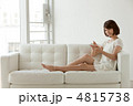 ソファに座る女性 ソファに座る女性