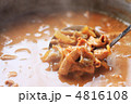 鍋の中のモツ煮込み 鍋の中のモツ煮込み