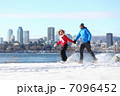 couple snowshoeing in montreal