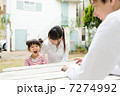 家族 3人 屋外
