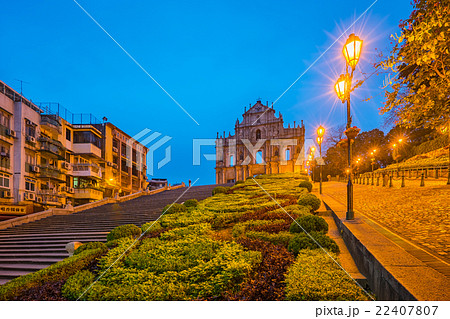 写真素材: ruins of st. paul"s in macau at night 全て表示