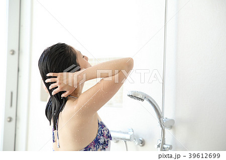 シャワーを浴びる女性の写真素材 39612699 PIXTA