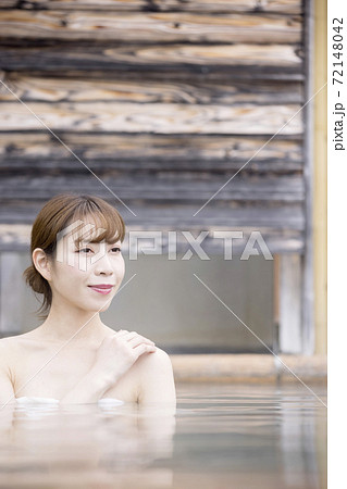 のんびり露天風呂に入る若い女性 秘湯イメージの写真素材 72148042 PIXTA