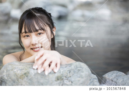 のんびり露天風呂に入る若い女性の写真素材 101567848 PIXTA