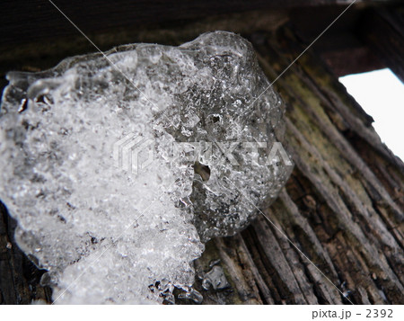 溶けかけの雪 2392