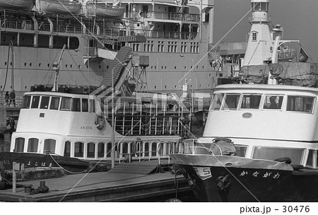 横浜・山下公園の氷川丸　　昭和45年1月 30476