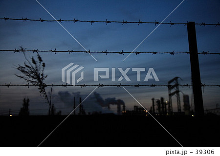 有刺鉄線と工場 有刺鉄線と工場 39306