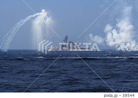 チャフ発を発射する護衛艦 39544