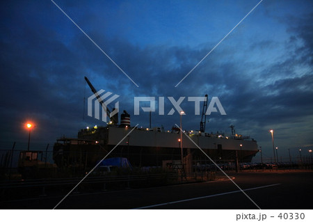 自動車運搬船と夕空 40330